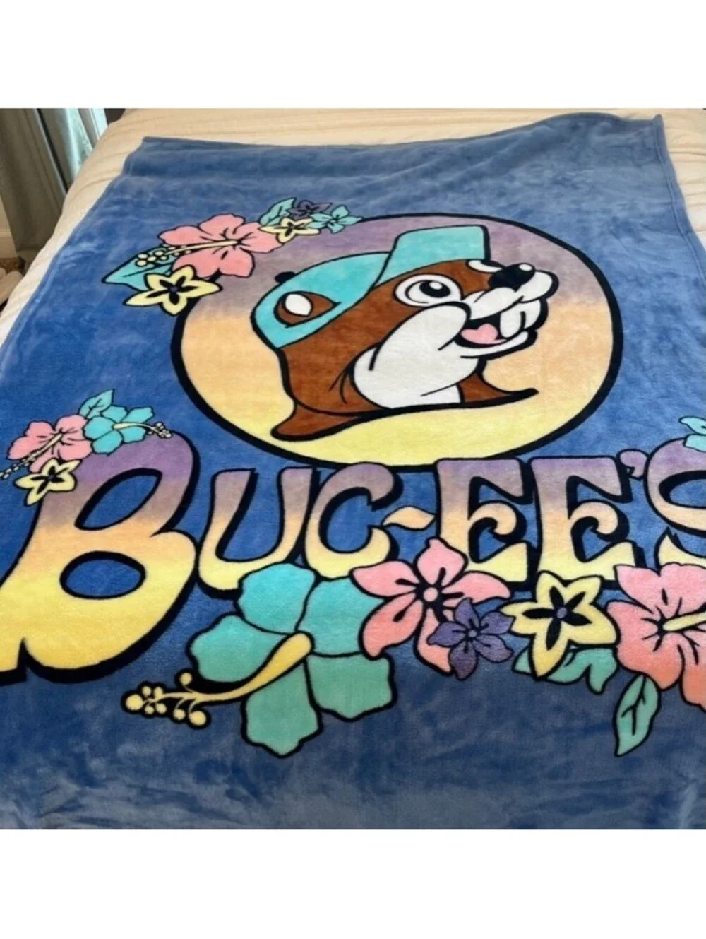 Buc-ee's Tropical Flower Theme Plush Throw Blanket.